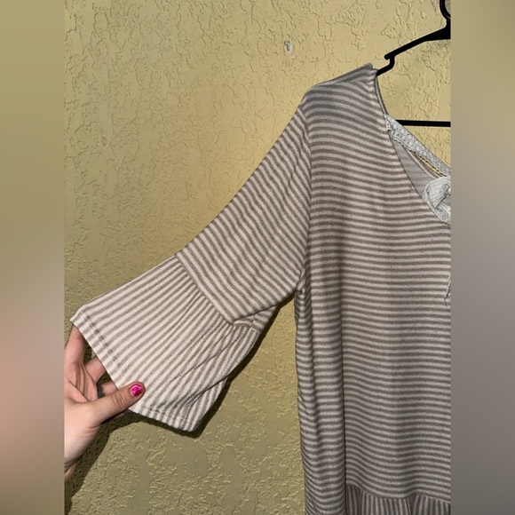 Striped V-Neck Women's Top Vine & Love XL - Picture 3 of 5